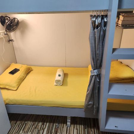 Sinhassan Dormitory Hostel Juhu Bombay Extérieur photo
