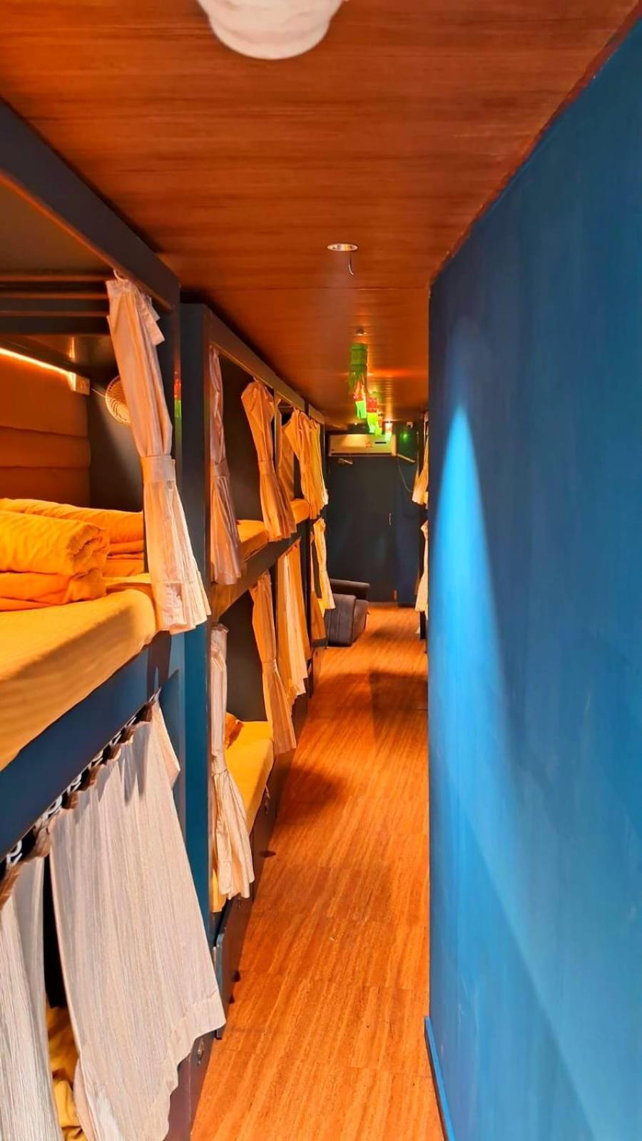 Sinhassan Dormitory Hostel Juhu Bombay Extérieur photo