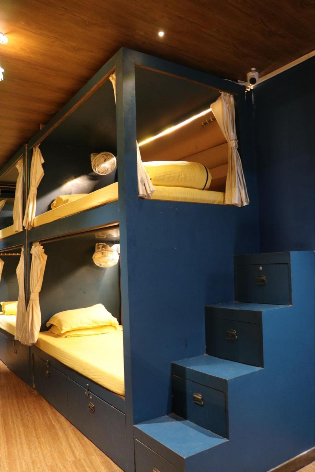 Sinhassan Dormitory Hostel Juhu Bombay Extérieur photo