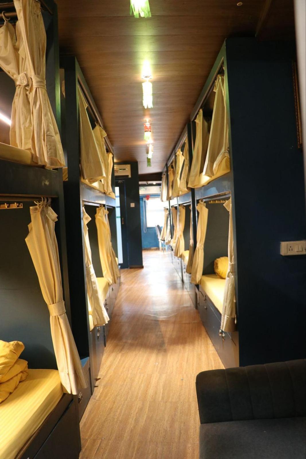 Sinhassan Dormitory Hostel Juhu Bombay Extérieur photo