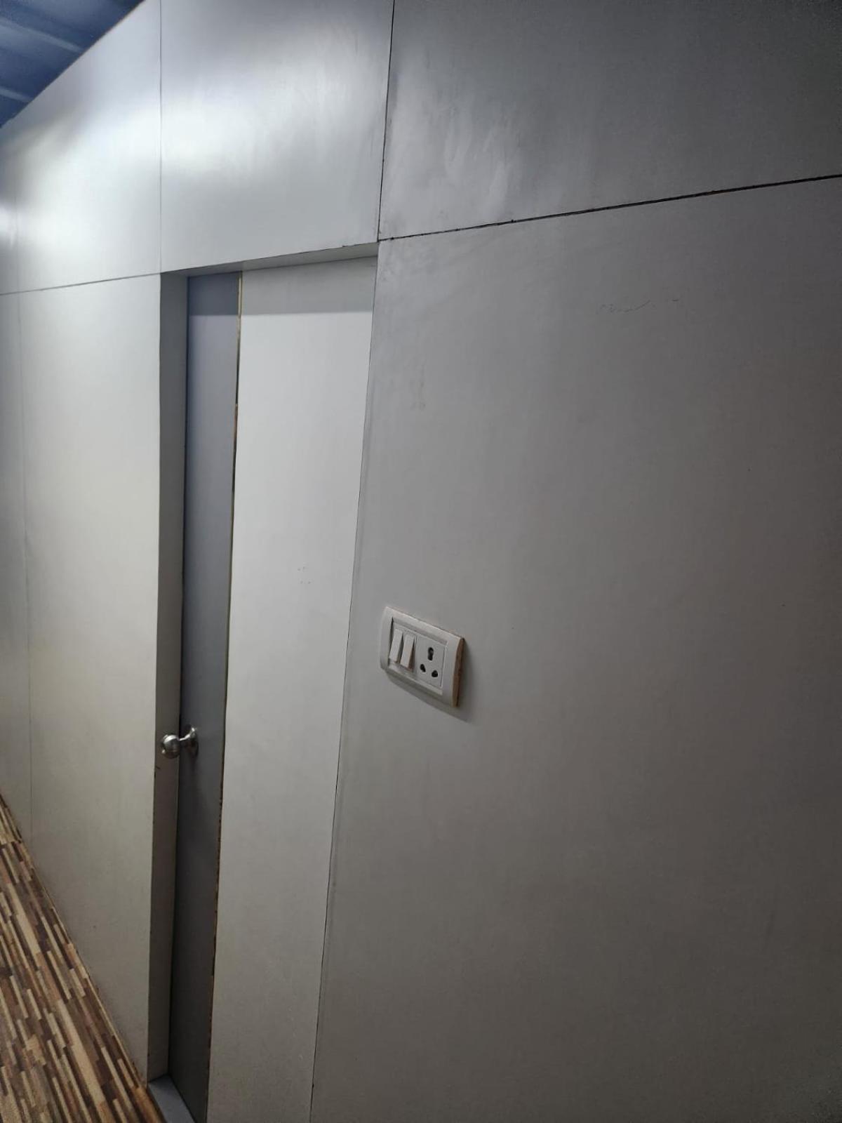 Sinhassan Dormitory Hostel Juhu Bombay Extérieur photo