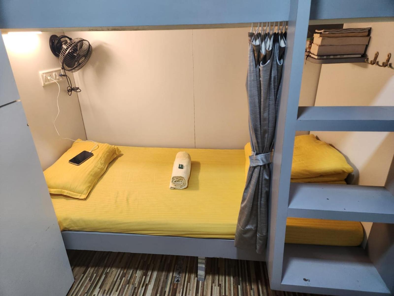 Sinhassan Dormitory Hostel Juhu Bombay Extérieur photo