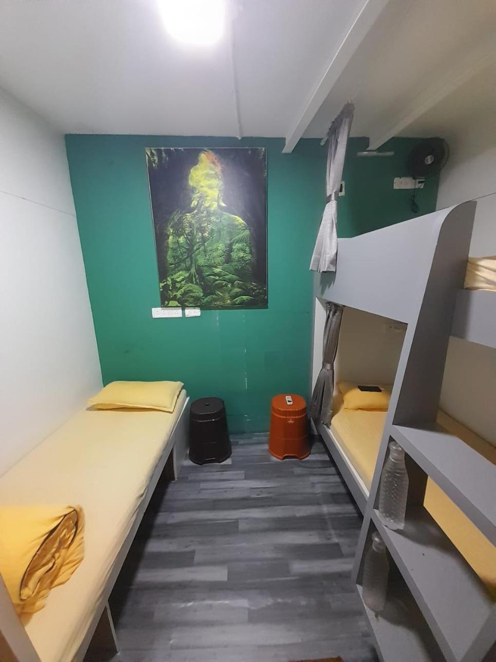 Sinhassan Dormitory Hostel Juhu Bombay Extérieur photo