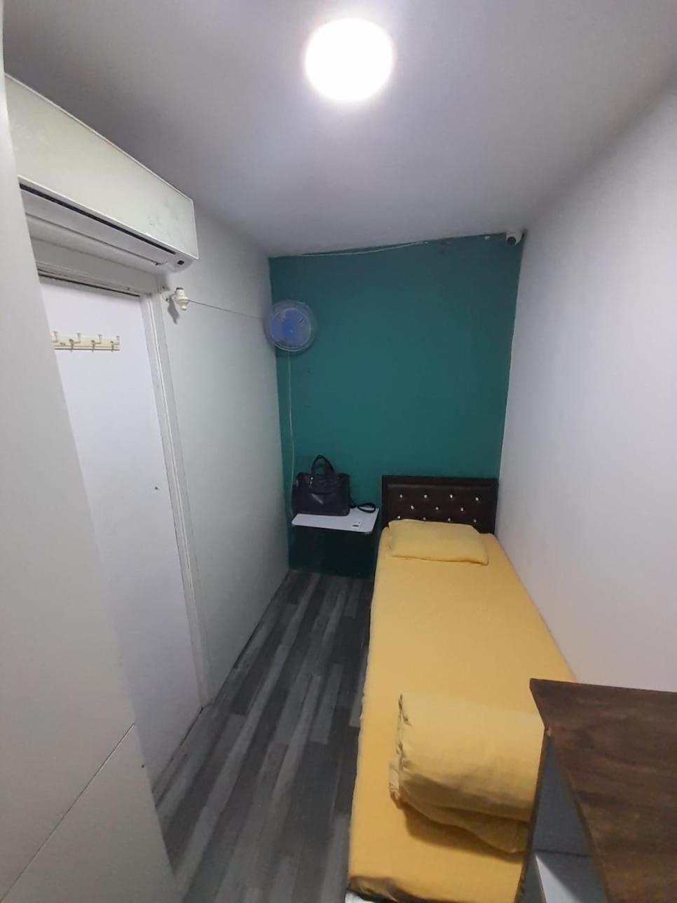 Sinhassan Dormitory Hostel Juhu Bombay Extérieur photo