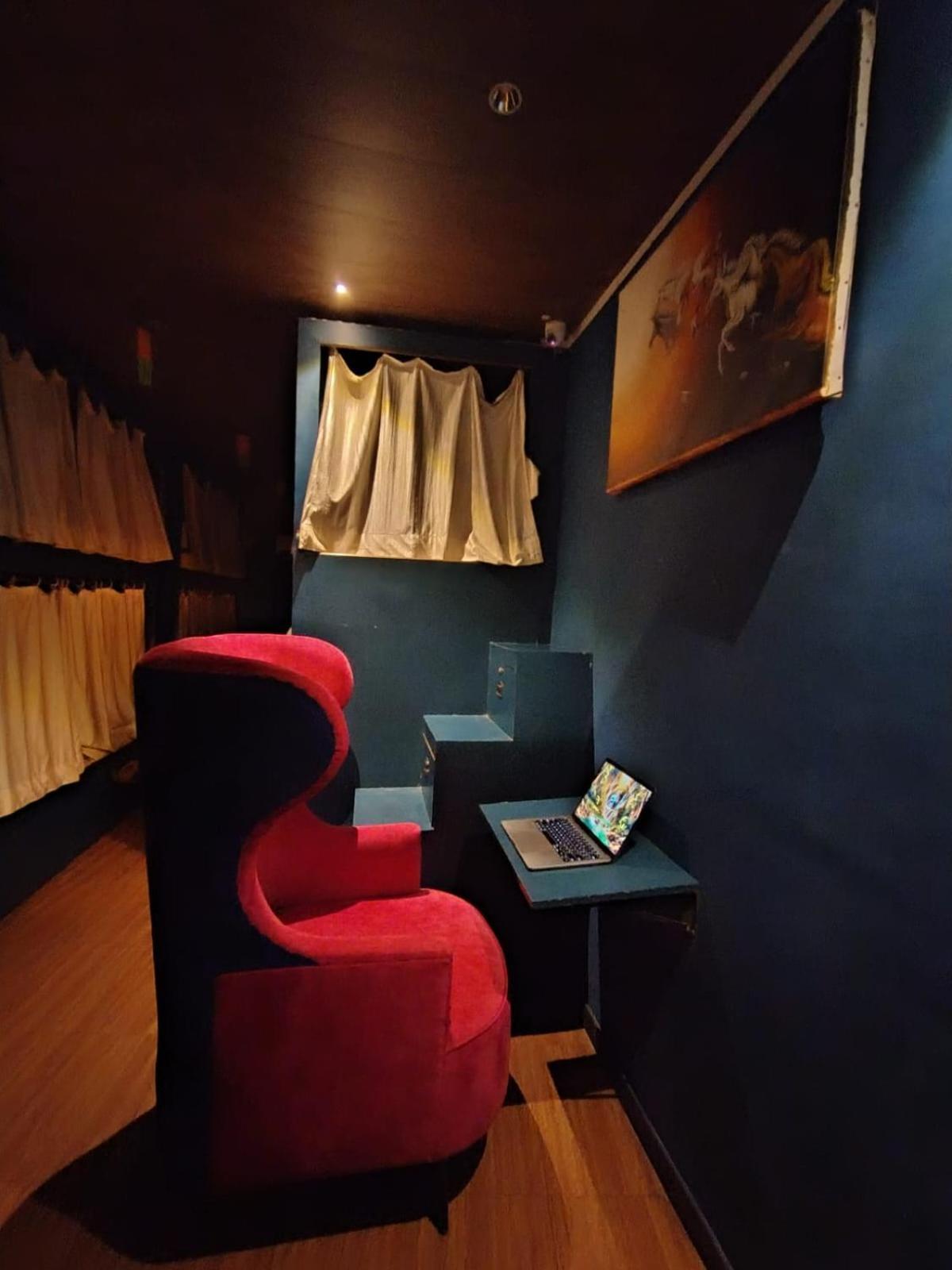Sinhassan Dormitory Hostel Juhu Bombay Extérieur photo