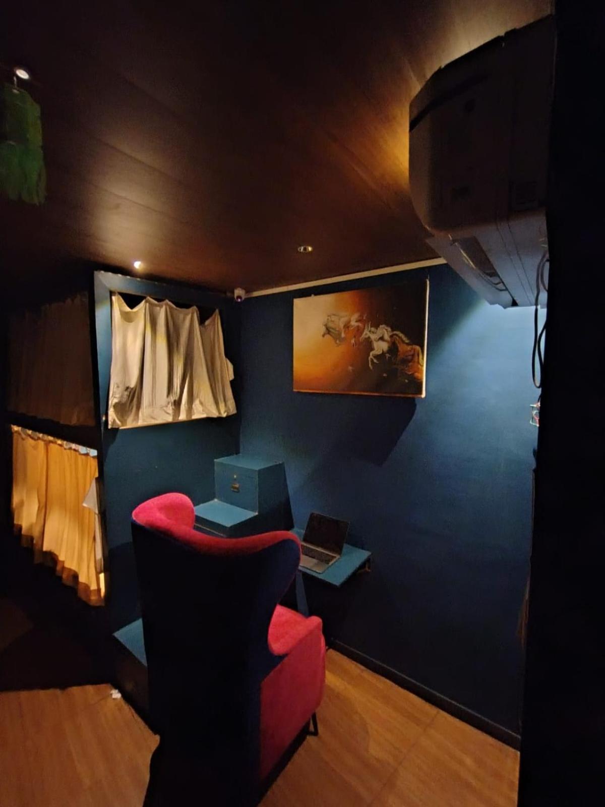 Sinhassan Dormitory Hostel Juhu Bombay Extérieur photo