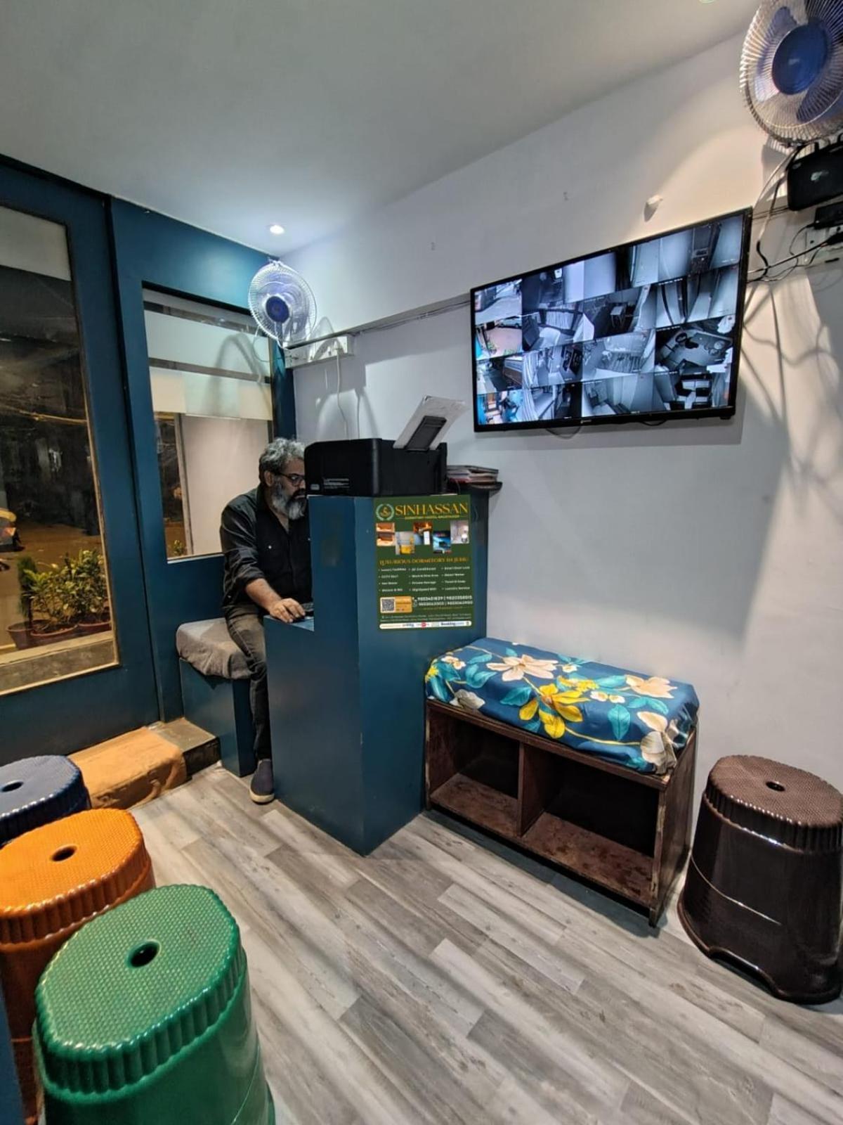 Sinhassan Dormitory Hostel Juhu Bombay Extérieur photo