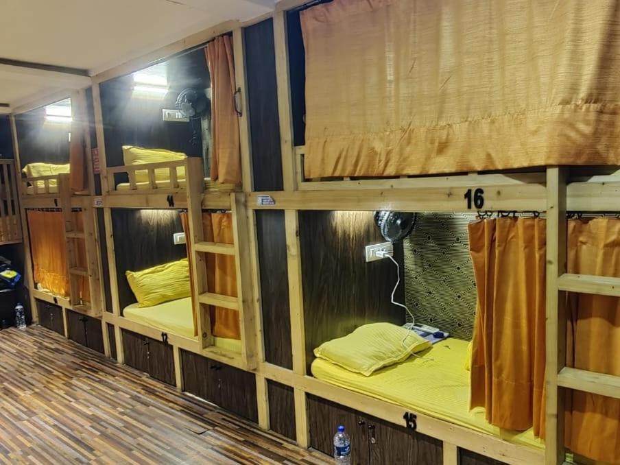 Sinhassan Dormitory Hostel Juhu Bombay Extérieur photo